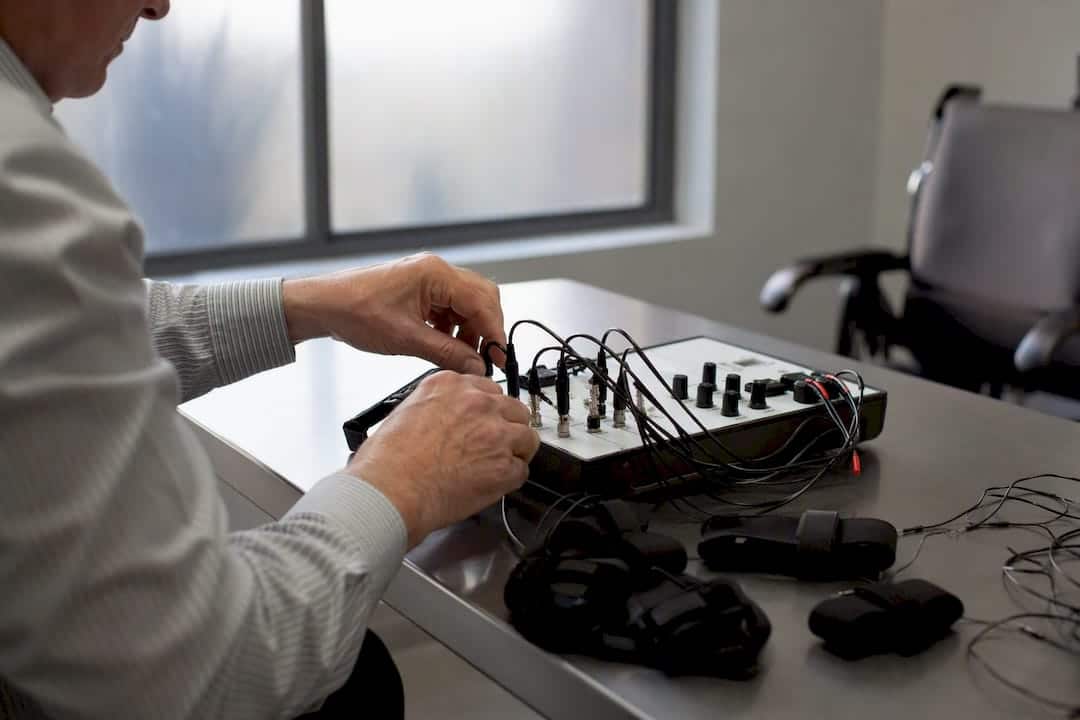 Investigator hands wiring polygraph sensors